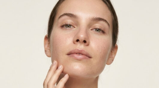 Cuando la piel brilla, pero al mismo tiempo se siente incómoda, tirante o reactiva, muchas veces el problema no es solo oleosidad: es desequilibrio.