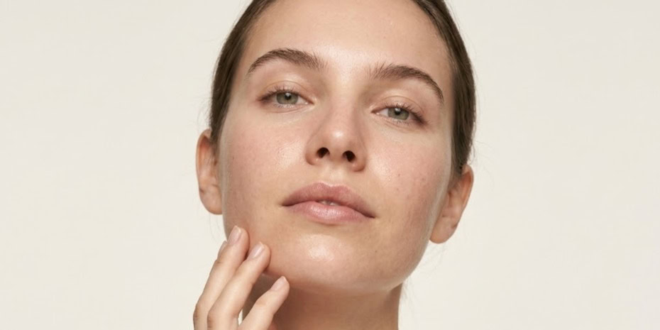 Cuando la piel brilla, pero al mismo tiempo se siente incómoda, tirante o reactiva, muchas veces el problema no es solo oleosidad: es desequilibrio.